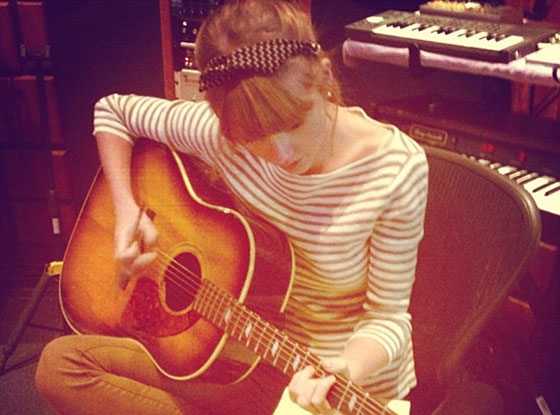 Taylor Swift Tweets Pic Of Her Back In Studio Harry Styles Take Cover E Online
